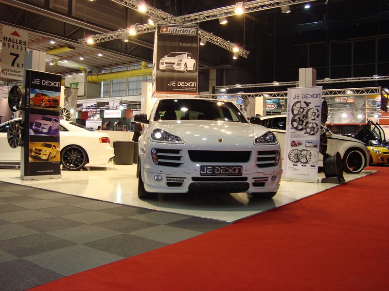 JE DESIGN Messestand Autosalon Genf mit Porsche Cayenne
